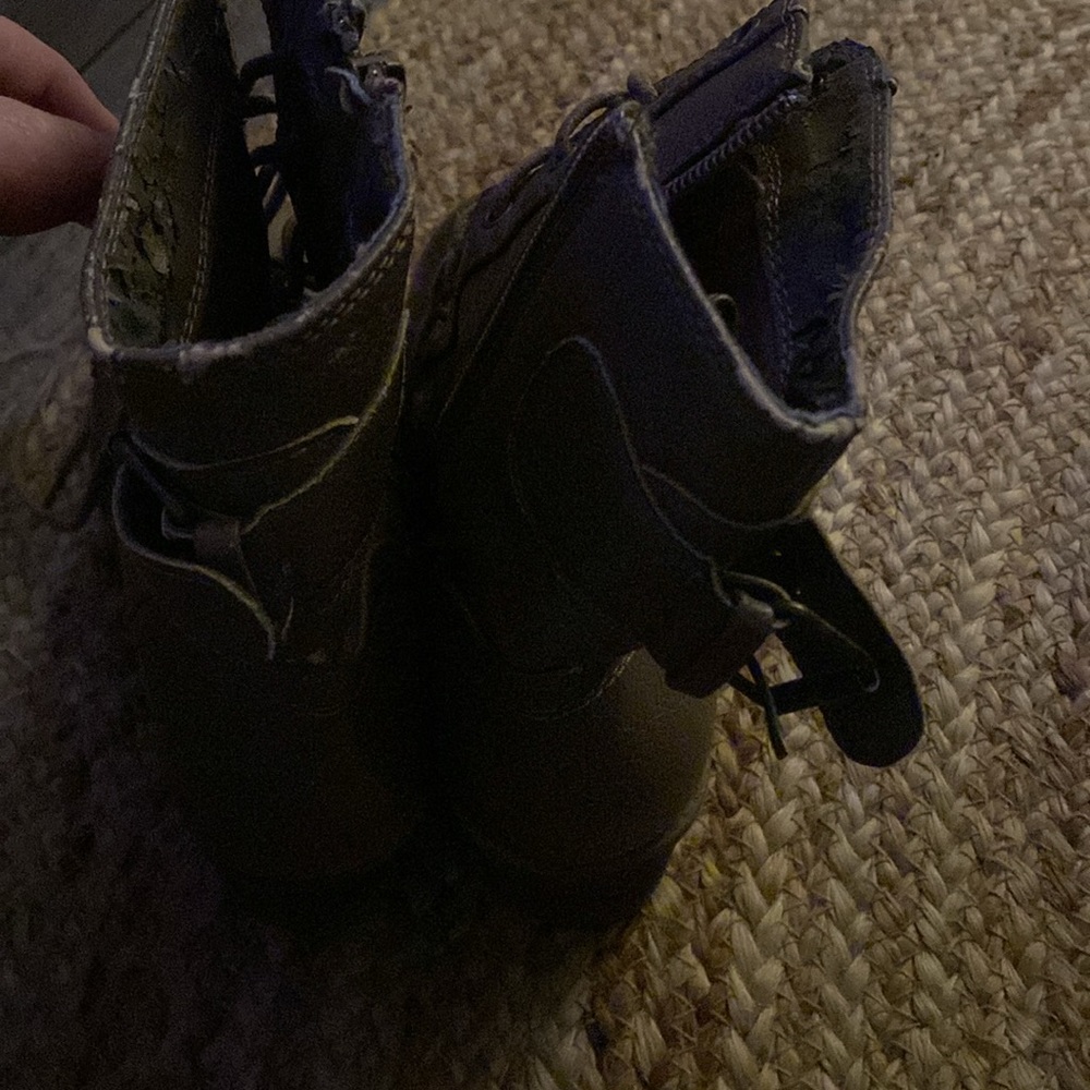 Boots - Picture 4 of 5
